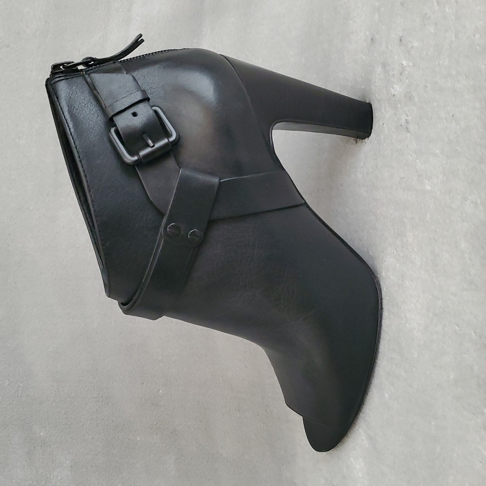 VINCE CAMUTO Nikoletta All Leather Black Ankle Zip Booties SIZE: 9M
